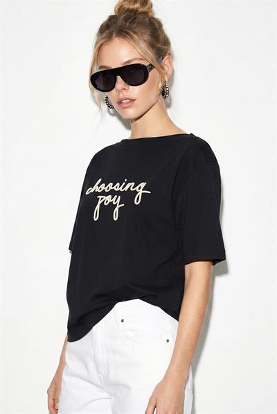 Kadın Nakışlı Yazı İşlemeli Kayık Yaka T-Shirt 60382604 - Siyah