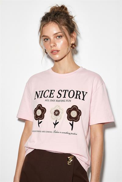 Kadın Nice Story Yazı ve Nakış Detaylı Relaxed Fit T-Shirt 7635 60286116 - Pudra