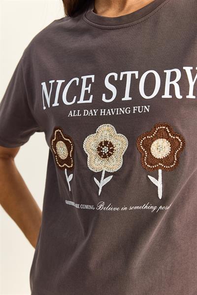 Kadın Nice Story Yazı ve Nakış Detaylı Relaxed Fit T-Shirt 7635 60286116 - Kahverengi