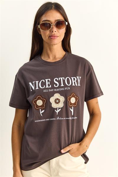 Kadın Nice Story Yazı ve Nakış Detaylı Relaxed Fit T-Shirt 7635 60286116 - Kahverengi