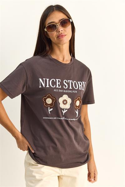 Kadın Nice Story Yazı ve Nakış Detaylı Relaxed Fit T-Shirt 7635 60286116 - Kahverengi