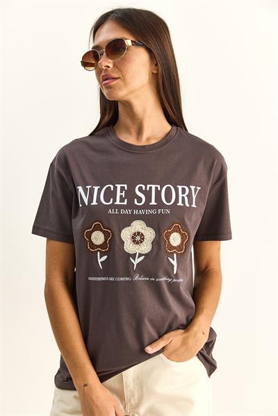 Kadın Nice Story Yazı ve Nakış Detaylı Relaxed Fit T-Shirt 7635 60286116 - Kahverengi