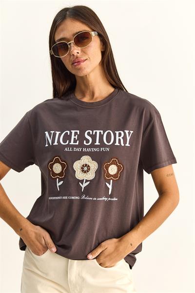 Kadın Nice Story Yazı ve Nakış Detaylı Relaxed Fit T-Shirt 7635 60286116 - Kahverengi