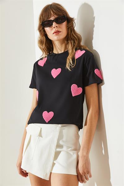 Kadın Süzene Kalp Nakışlı Basic T-Shirt 60251208 - Siyah