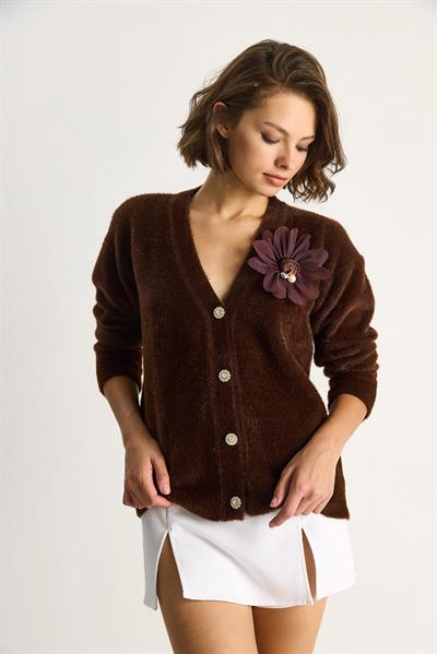 Kadın V Yaka Düğmeli Çiçek Aksesuarlı Yumuşak Dokulu Hırka 25301 60284081 - Kahverengi