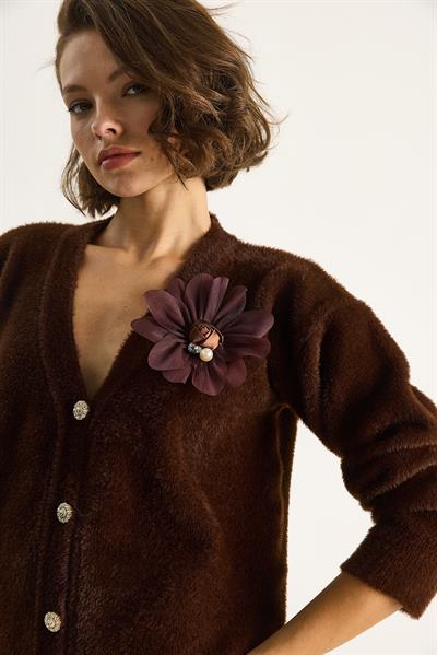 Kadın V Yaka Düğmeli Çiçek Aksesuarlı Yumuşak Dokulu Hırka 25301 60284081 - Kahverengi