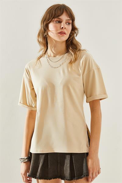 Kadın Yandan Yırtmaçlı Kol Katlama Detaylı Bisiklet Yaka Kısa Kollu Basic T-Shirt 60251203 - Bej