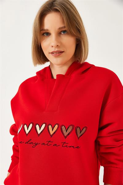 Kadın Kapişonlu Üç İplik Şardonlu Renkli Kalp Baskılı Sweatshirt 60601040 - Kırmızı