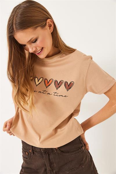 Kadın Kısa Kollu Renkli Kalp Baskılı Basic T-Shirt 60602017 - Bej