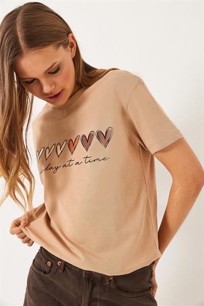 Kadın Kısa Kollu Renkli Kalp Baskılı Basic T-Shirt 60602017 - Bej