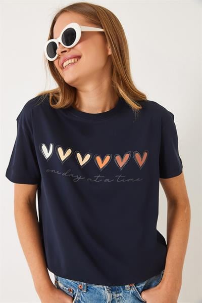 Kadın Kısa Kollu Renkli Kalp Baskılı Basic T-Shirt 60602017 - Lacivert