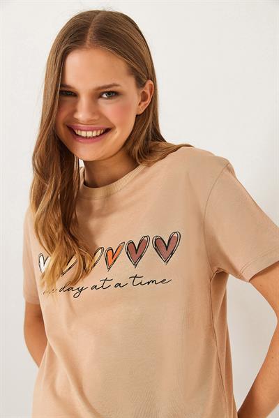 Kadın Kısa Kollu Renkli Kalp Baskılı Basic T-Shirt 60602017 - Bej