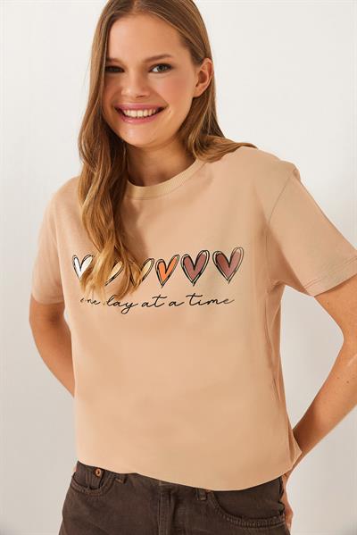 Kadın Kısa Kollu Renkli Kalp Baskılı Basic T-Shirt 60602017 - Bej