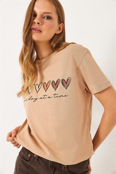 Kadın Kısa Kollu Renkli Kalp Baskılı Basic T-Shirt 60602017 - Bej
