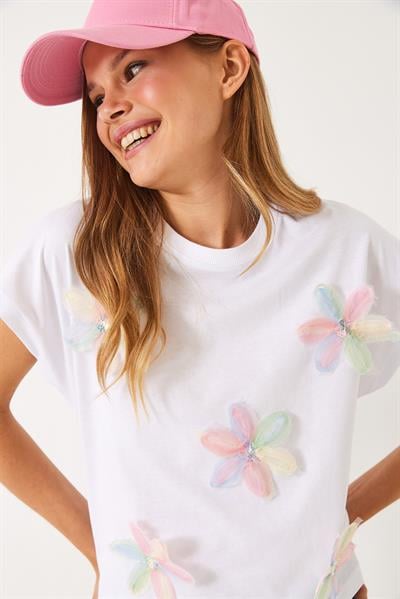 Kadın Kısa Kollu Renkli Tül Çiçek Aksesuarlı T-Shirt 60602015 - Beyaz