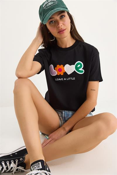 Kadın Love Aksesuarlı Normal Kalıp Pamuklu T-Shirt 60602070 - Siyah