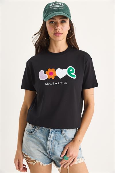 Kadın Love Aksesuarlı Normal Kalıp Pamuklu T-Shirt 60602070 - Siyah