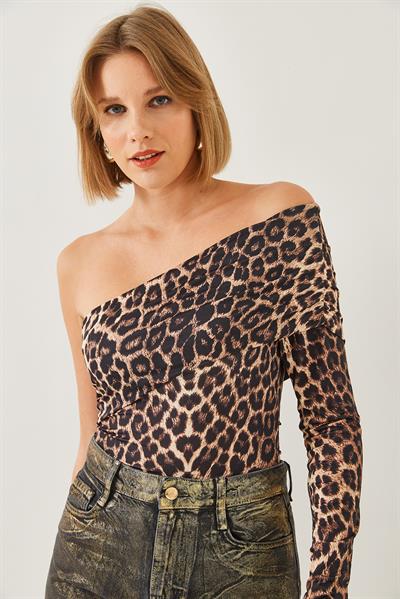 Kadın Madonna Yaka Tek Kollu Leopar Desenli Bluz 60351140 - Kahverengi