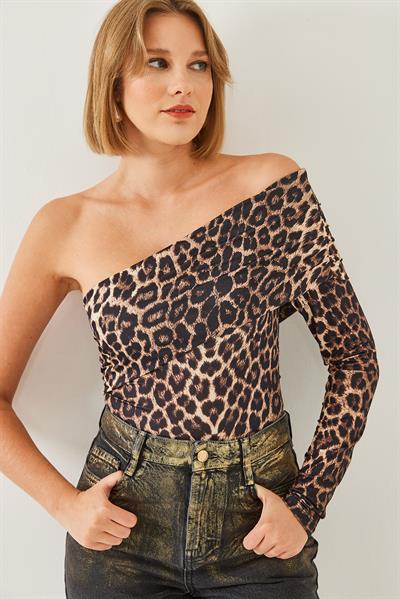 Kadın Madonna Yaka Tek Kollu Leopar Desenli Bluz 60351140 - Kahverengi