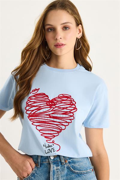 Kadın Pamuklu Kısa Kollu Bisiklet Yaka Kalp Nakışlı T-Shirt 60602028 - Bebe Mavisi