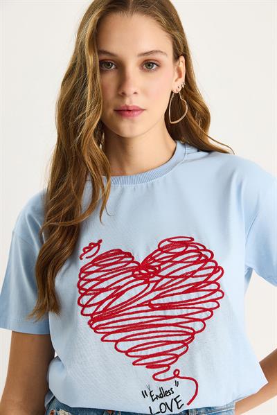Kadın Pamuklu Kısa Kollu Bisiklet Yaka Kalp Nakışlı T-Shirt 60602028 - Bebe Mavisi