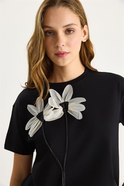 Kadın Papatya Aksesuarlı Kısa Kollu Pamuklu T-Shirt 60602039 - Siyah