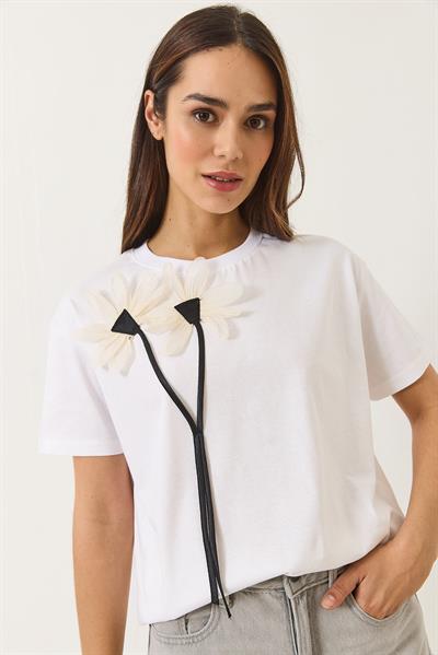 Kadın Papatya Aksesuarlı Kısa Kollu Pamuklu T-Shirt 60602039 - Beyaz