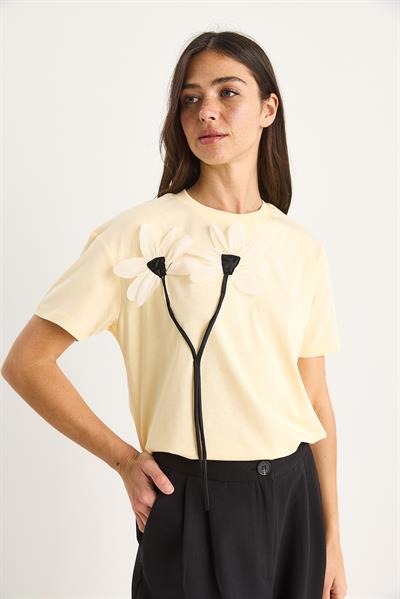 Kadın Papatya Aksesuarlı Kısa Kollu Pamuklu T-Shirt 60602039 - Tereyağ