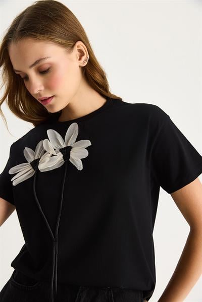 Kadın Papatya Aksesuarlı Kısa Kollu Pamuklu T-Shirt 60602039 - Siyah