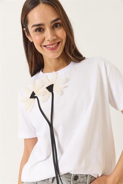 Kadın Papatya Aksesuarlı Kısa Kollu Pamuklu T-Shirt 60602039 - Beyaz