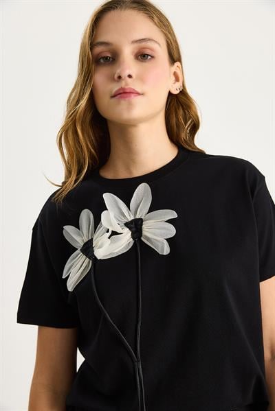 Kadın Papatya Aksesuarlı Kısa Kollu Pamuklu T-Shirt 60602039 - Siyah