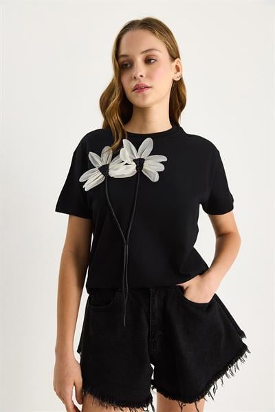Kadın Papatya Aksesuarlı Kısa Kollu Pamuklu T-Shirt 60602039 - Siyah