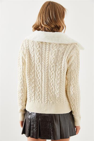Saç Örgülü Yakası Kürklü Triko Hırka - Krem