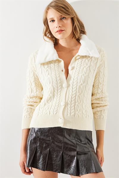 Saç Örgülü Yakası Kürklü Triko Hırka - Krem