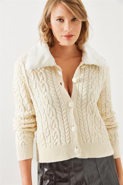 Saç Örgülü Yakası Kürklü Triko Hırka - Krem