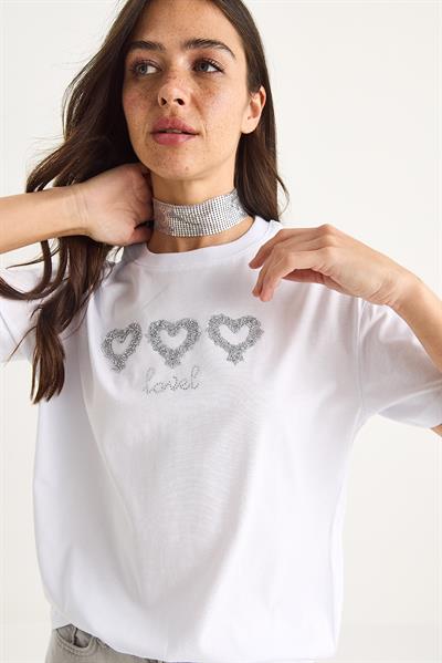 Kadın Taşlı Kalp Aksesuarlı Normal Kalıp Pamuklu T-Shirt 60602069 - Beyaz