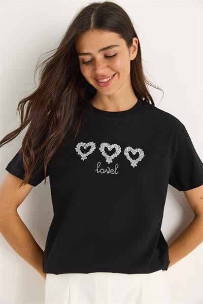 Kadın Taşlı Kalp Aksesuarlı Normal Kalıp Pamuklu T-Shirt 60602069 - Siyah