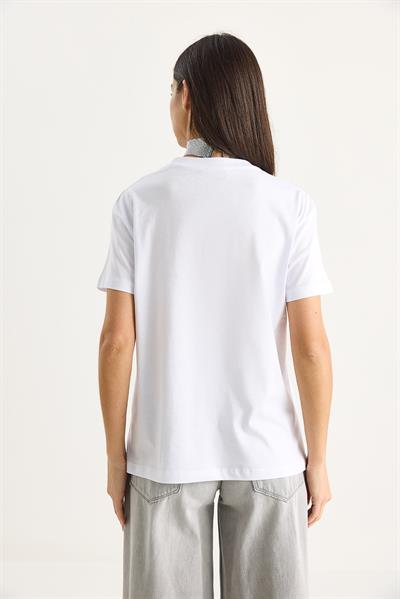 Kadın Taşlı Kalp Aksesuarlı Normal Kalıp Pamuklu T-Shirt 60602069 - Beyaz