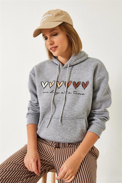 Kadın Üç İplik Şardonlu Renkli Kalp Baskılı Kapşonlu Sweatshirt MBHS025 60601025 - Gri Melanj