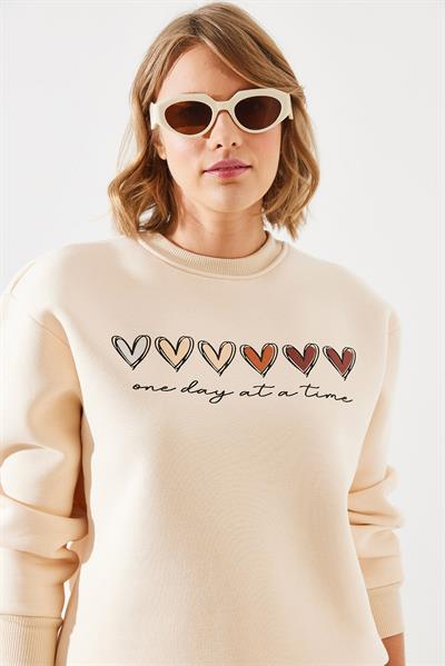 Kadın Üç İplik Şardonlu Renkli Kalp Baskılı Sweatshirt MBHS007 60601007 - Bej