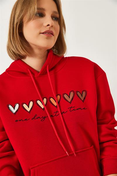 Kadın Üç İplik Şardonlu Renkli Kalp Baskılı Kapşonlu Sweatshirt MBHS025 60601025 - Kırmızı