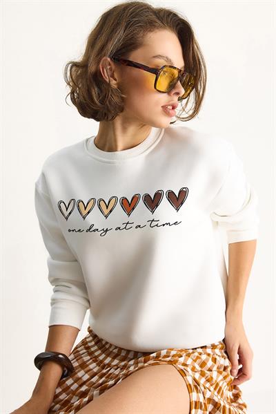 Kadın Üç İplik Şardonlu Renkli Kalp Baskılı Sweatshirt MBHS007 60601007 - Ekru