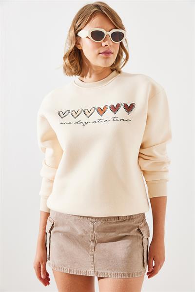 Kadın Üç İplik Şardonlu Renkli Kalp Baskılı Sweatshirt MBHS007 60601007 - Bej