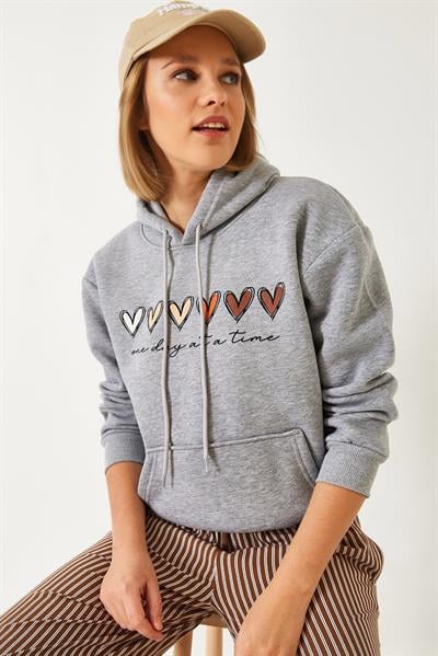 Kadın Üç İplik Şardonlu Renkli Kalp Baskılı Kapşonlu Sweatshirt MBHS025 60601025 - Gri Melanj
