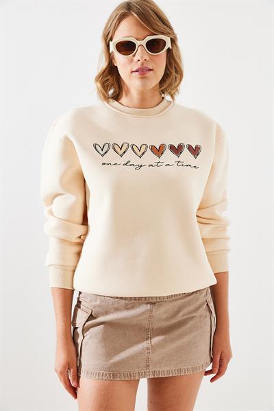 Kadın Üç İplik Şardonlu Renkli Kalp Baskılı Sweatshirt MBHS007 60601007 - Bej
