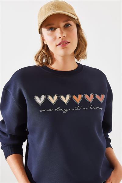 Kadın Üç İplik Şardonlu Renkli Kalp Baskılı Sweatshirt MBHS007 60601007 - Lacivert