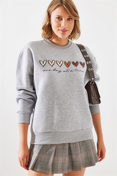 Kadın Üç İplik Şardonlu Renkli Kalp Baskılı Sweatshirt MBHS007 60601007 - Gri Melanj