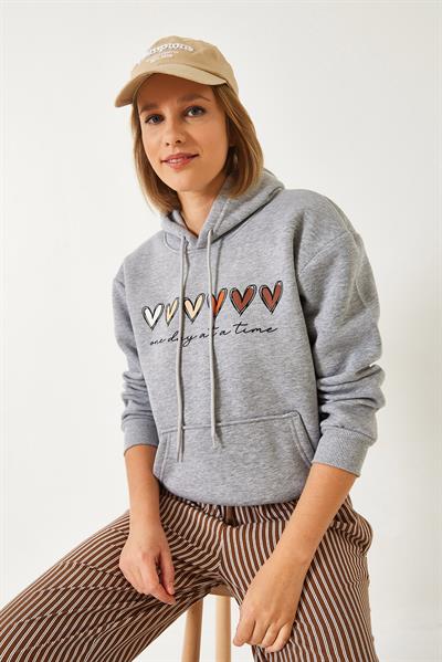 Kadın Üç İplik Şardonlu Renkli Kalp Baskılı Kapşonlu Sweatshirt MBHS025 60601025 - Gri Melanj