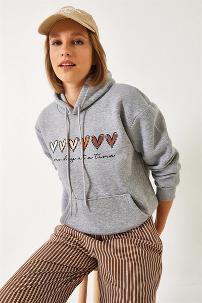 Kadın Üç İplik Şardonlu Renkli Kalp Baskılı Kapşonlu Sweatshirt MBHS025 60601025 - Gri Melanj