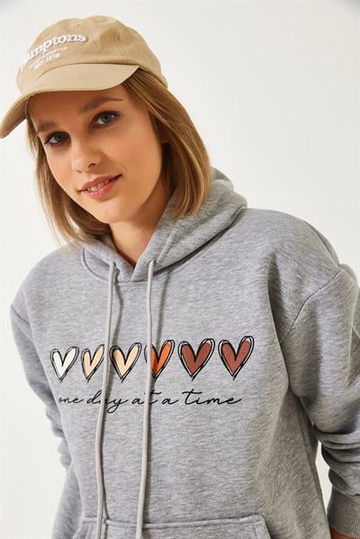 Kadın Üç İplik Şardonlu Renkli Kalp Baskılı Kapşonlu Sweatshirt MBHS025 60601025 - Gri Melanj